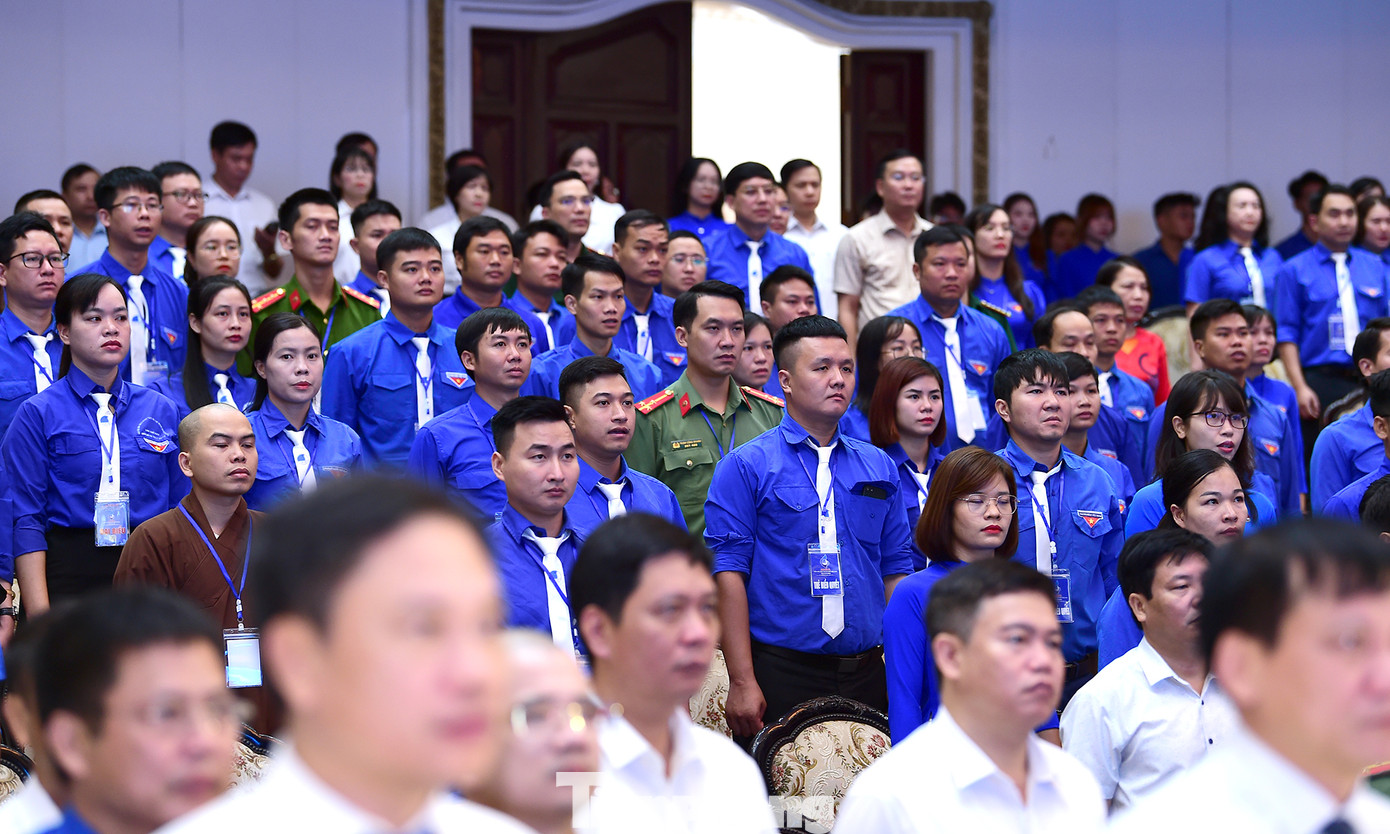 Đại biểu Đại hội thực hiện lễ chào cờ. Ảnh: Xuân Tùng Đại biểu Đại hội thực hiện lễ chào cờ. Ảnh: Xuân Tùng