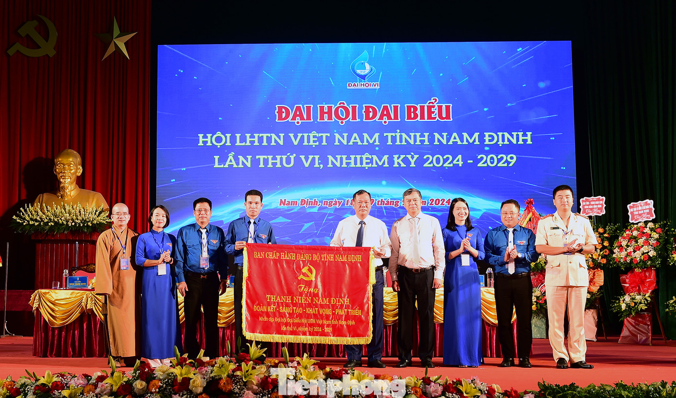 Ông Lê Quốc Chỉnh và ông Trần Lê Đoài tặng Đại hội bức trướng của BCH Đảng bộ tỉnh mang dòng chữ “Thanh niên Nam Định Đoàn kết - Xung kích - Sáng tạo - Khát vọng phát triển”. Ảnh: Xuân Tùng Ông Lê Quốc Chỉnh và ông Trần Lê Đoài tặng Đại hội bức trướng của BCH Đảng bộ tỉnh mang dòng chữ “Thanh niên Nam Định Đoàn kết - Xung kích - Sáng tạo - Khát vọng phát triển”. Ảnh: Xuân Tùng