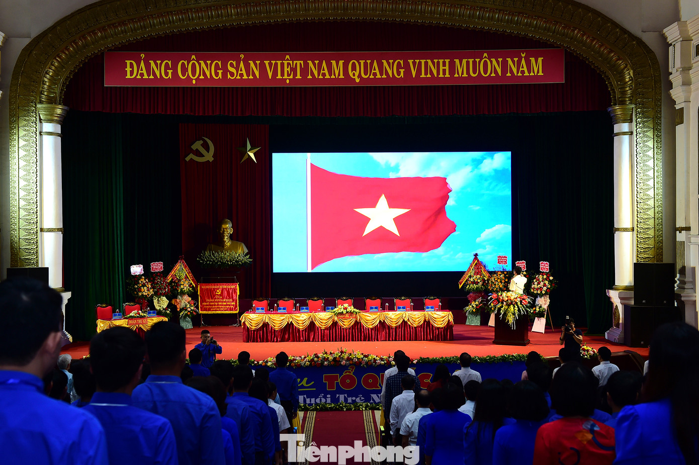 Đại biểu Đại hội thực hiện lễ chào cờ. Ảnh: Xuân Tùng Đại biểu Đại hội thực hiện lễ chào cờ. Ảnh: Xuân Tùng