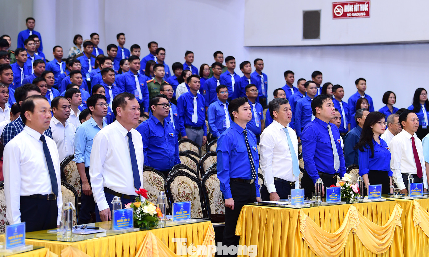 Đại biểu Đại hội thực hiện lễ chào cờ. Ảnh: Xuân Tùng Đại biểu Đại hội thực hiện lễ chào cờ. Ảnh: Xuân Tùng