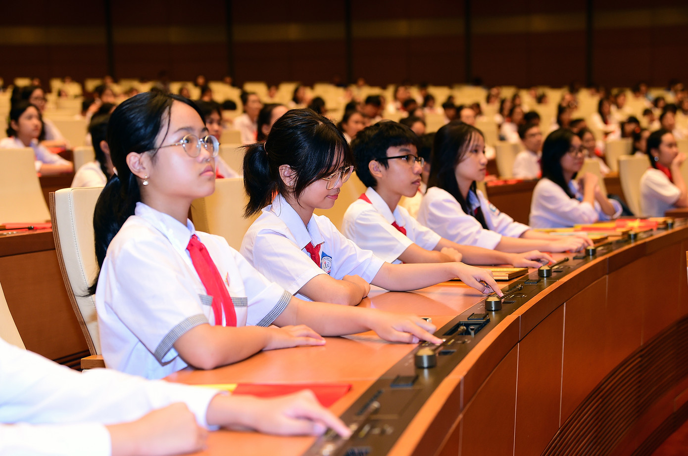 Các đại biểu biểu quyết điện tử. Ảnh: Xuân Tùng