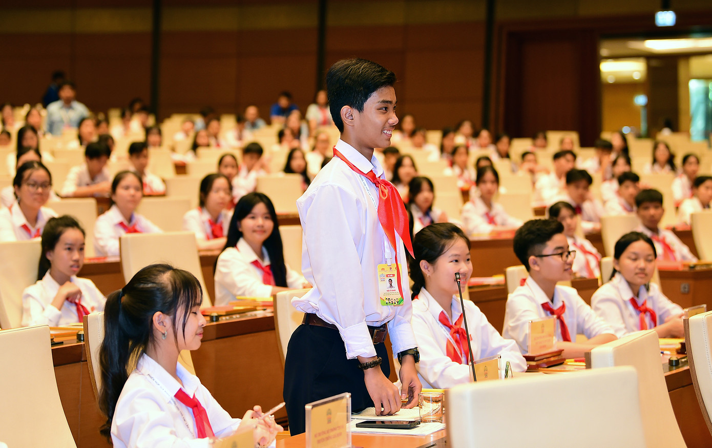 Các đại biểu phiên họp giả định “Quốc hội trẻ em” lần thứ II năm 2024 đã được hướng dẫn kỹ năng, cách thức sử dụng trang thiết bị tương tác trong phòng Diền Hồng, với chức năng điểm danh, đăng ký phát biểu và biểu quyết điện tử.