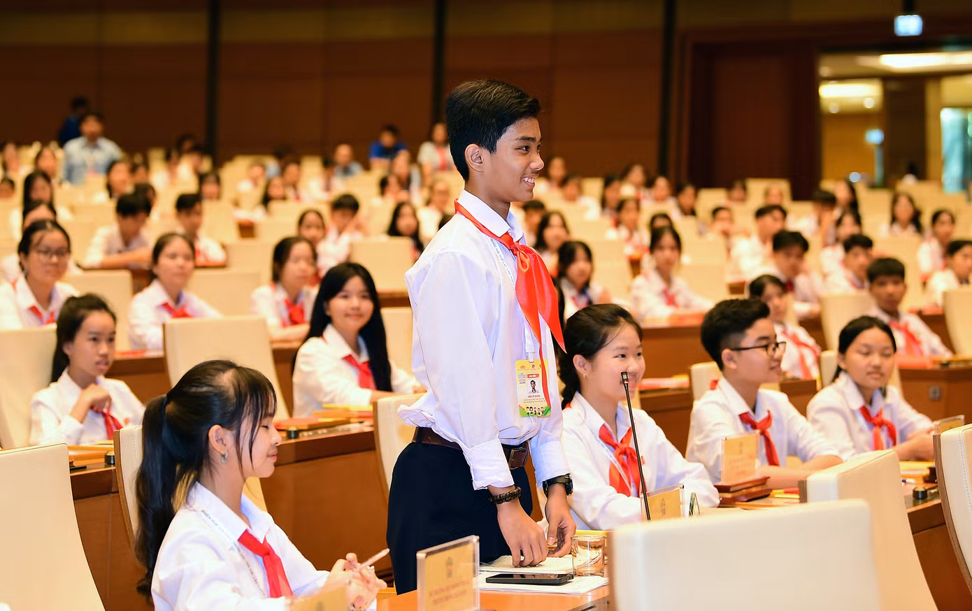 Các đại biểu phiên họp giả định “Quốc hội trẻ em” lần thứ II năm 2024 đã được hướng dẫn kỹ năng, cách thức sử dụng trang thiết bị tương tác trong phòng Diền Hồng, với chức năng điểm danh, đăng ký phát biểu và biểu quyết điện tử.