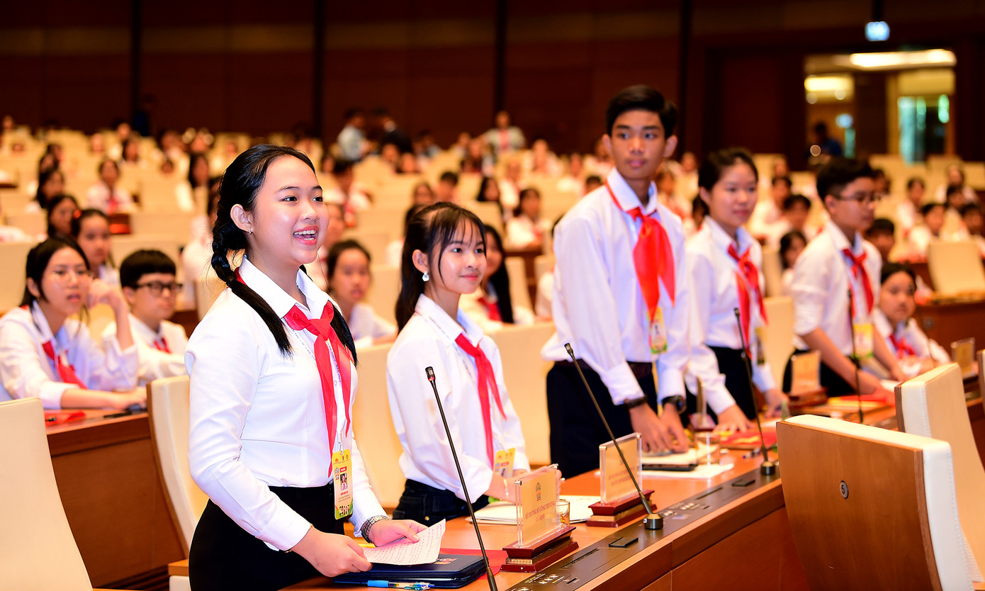 Các đại biểu phiên họp giả định “Quốc hội trẻ em” lần thứ II năm 2024 đã được hướng dẫn kỹ năng, cách thức sử dụng trang thiết bị tương tác trong phòng Diền Hồng, với chức năng điểm danh, đăng ký phát biểu và biểu quyết điện tử.