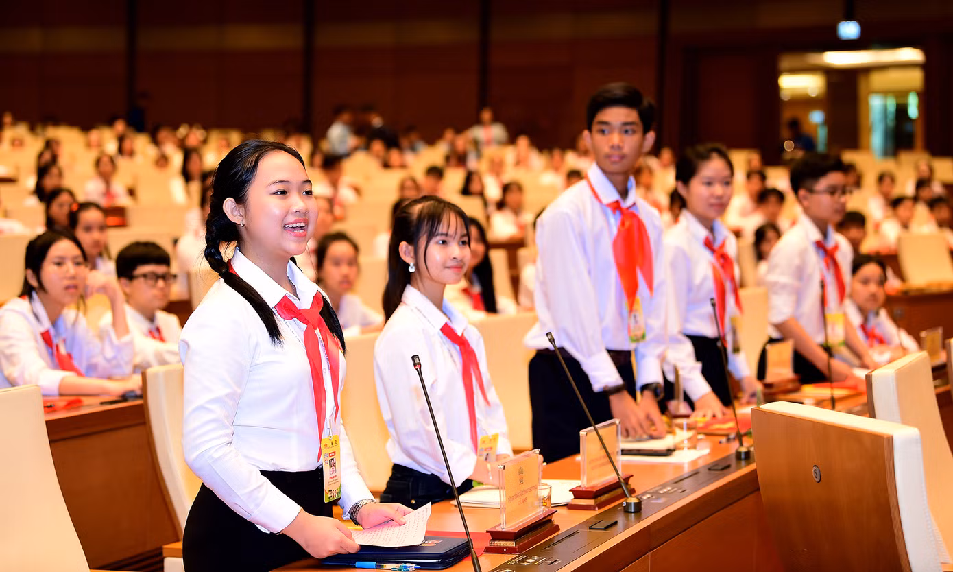 Các đại biểu phiên họp giả định “Quốc hội trẻ em” lần thứ II năm 2024 đã được hướng dẫn kỹ năng, cách thức sử dụng trang thiết bị tương tác trong phòng Diền Hồng, với chức năng điểm danh, đăng ký phát biểu và biểu quyết điện tử.