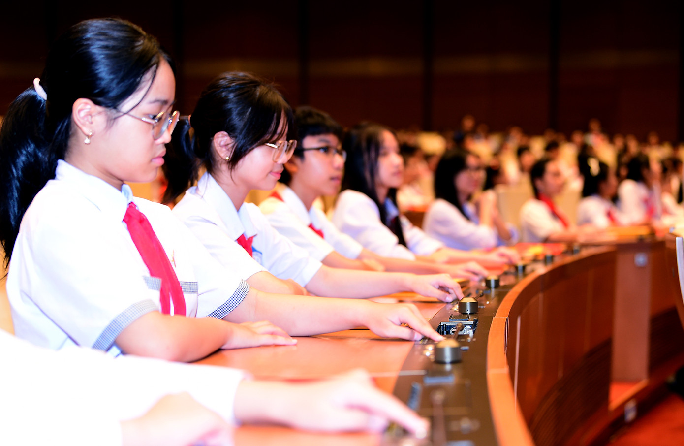 Các đại biểu phiên họp giả định “Quốc hội trẻ em” lần thứ II năm 2024 đã được hướng dẫn kỹ năng, cách thức sử dụng trang thiết bị tương tác trong phòng Diền Hồng, với chức năng điểm danh, đăng ký phát biểu và biểu quyết điện tử.