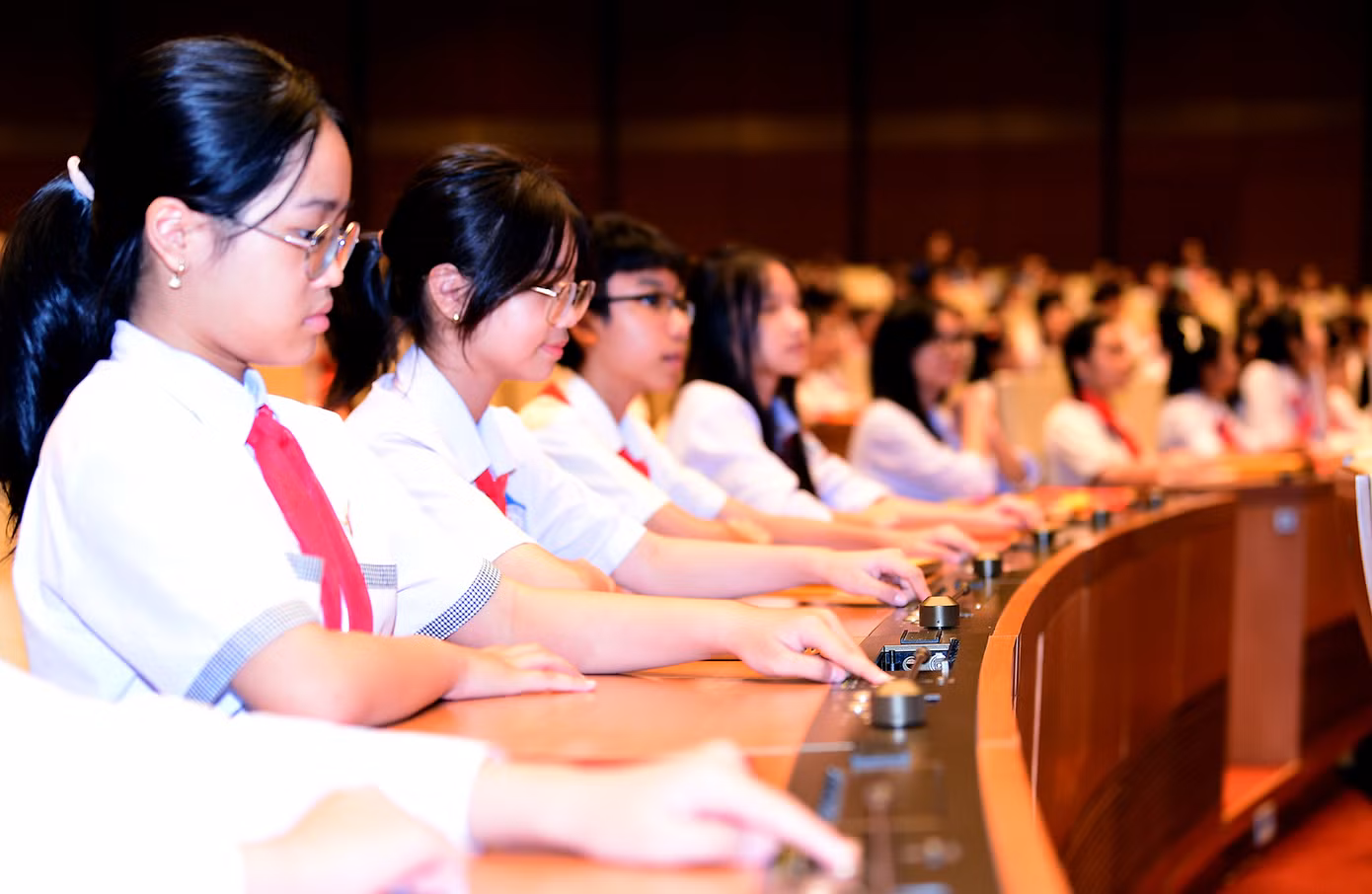 Các đại biểu phiên họp giả định “Quốc hội trẻ em” lần thứ II năm 2024 đã được hướng dẫn kỹ năng, cách thức sử dụng trang thiết bị tương tác trong phòng Diền Hồng, với chức năng điểm danh, đăng ký phát biểu và biểu quyết điện tử.