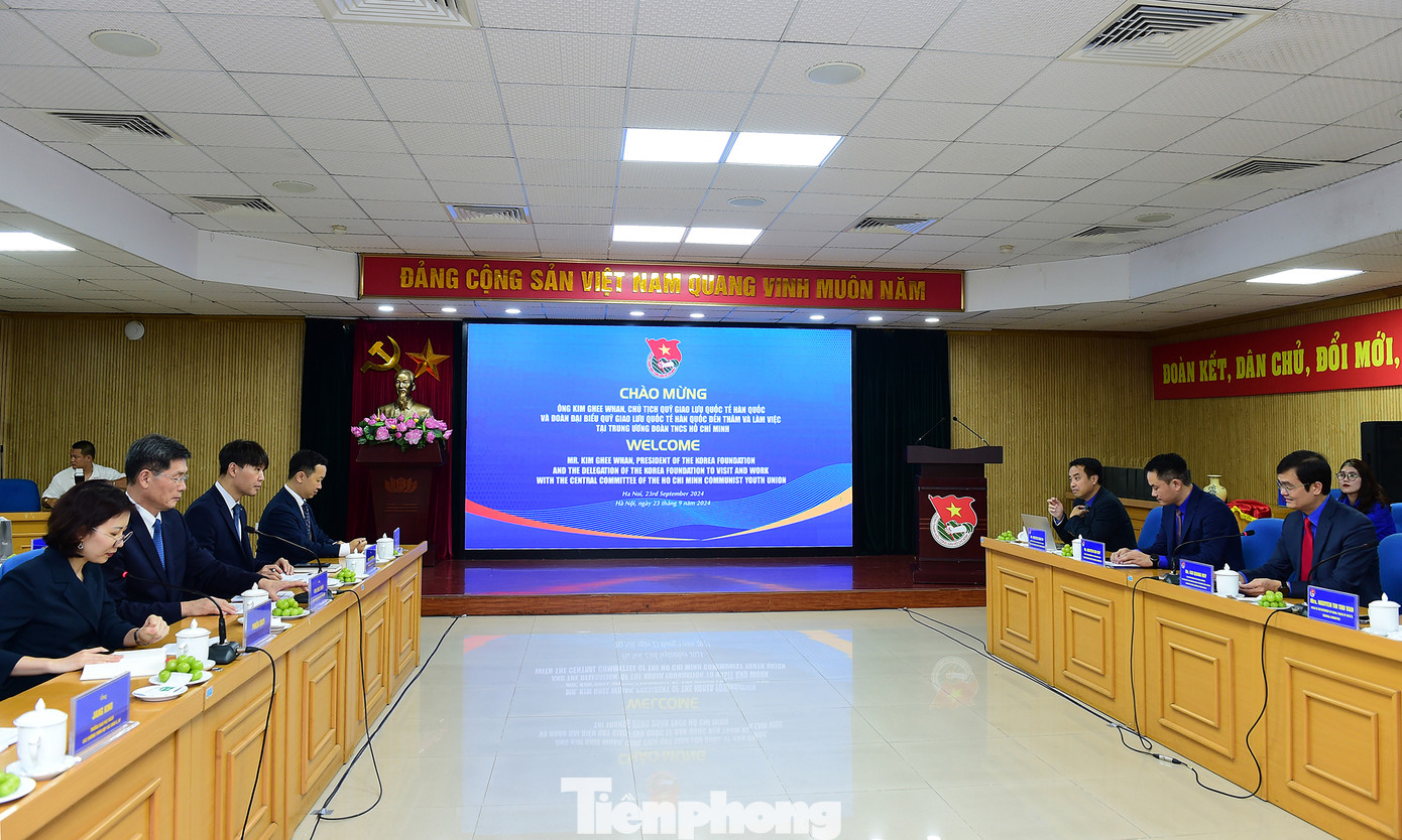 Quang cảnh buổi làm việc giữa Bí thư thứ nhất T.Ư Đoàn Bùi Quang Huy và Chủ tịch Quỹ Giao lưu Quốc tế Hàn Quốc (KF) Gheewhan Kim. Ảnh: Xuân Tùng