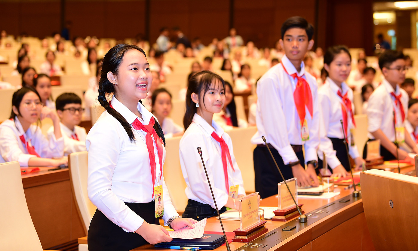 Cũng tại hội trường Diên Hồng, các đại biểu trẻ em đã có trải nghiệm thú vị khi được hướng dẫn sử dụng thiết bị điện tử.