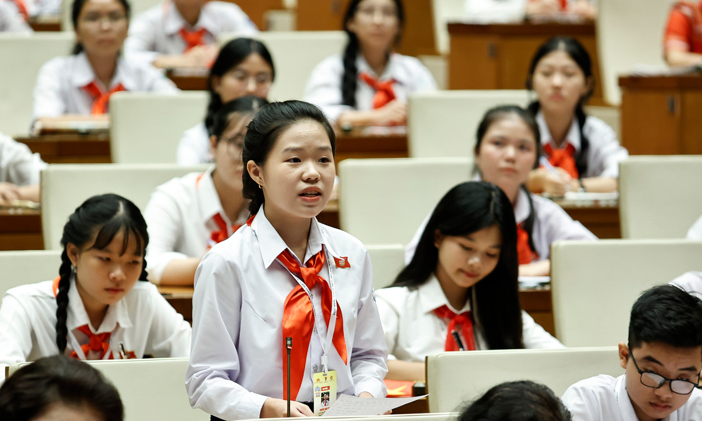 Các đại biểu phát biểu chất vấn tại phiên họp.