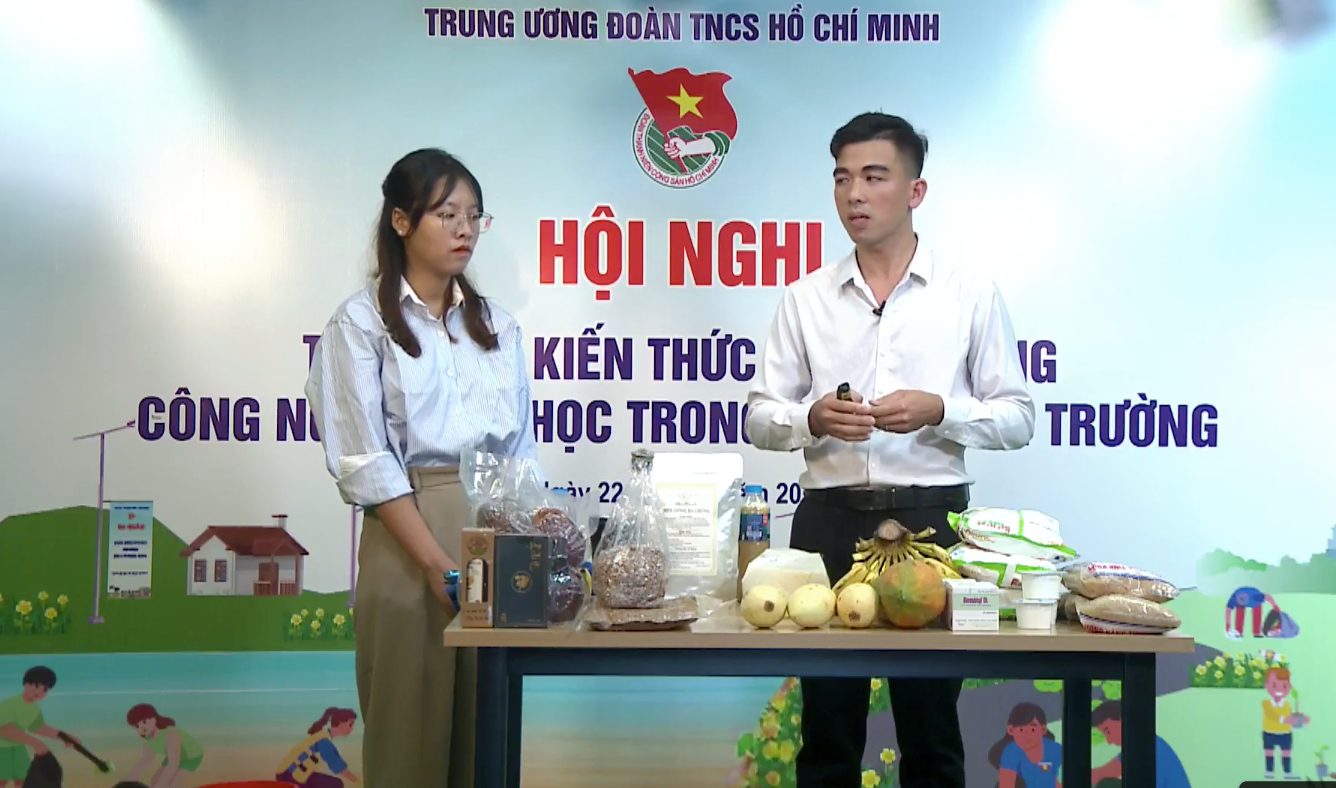 Anh Hồ Hoàng Hiếu chia sẻ tại hội nghị. Anh Hồ Hoàng Hiếu chia sẻ tại hội nghị.