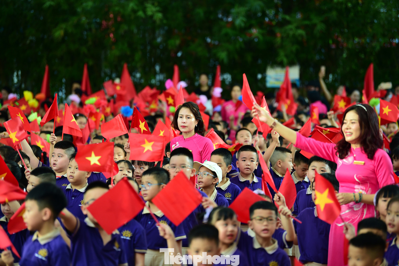 Những nét mặt giàu biểu cảm của học sinh và sắc màu rực rỡ cờ đỏ sao vàng là một trong những hình ảnh ấn tượng của lễ khai giảng năm học mới. Ảnh: Xuân Tùng