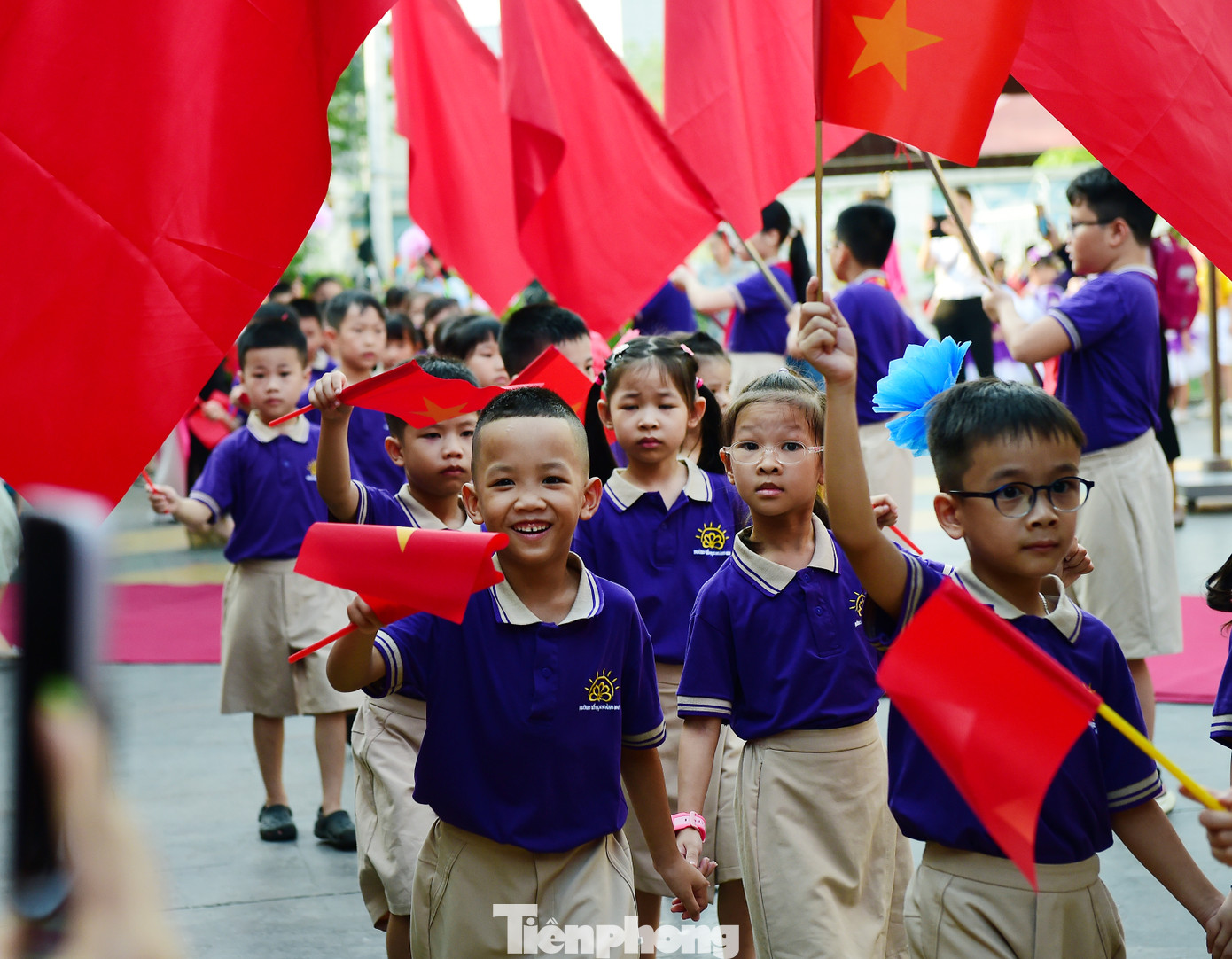 Lễ khai giảng đánh dấu giai đoạn mới, các em học sinh lớp 1 đến trường với nhiều cảm xúc và biểu cảm. Ảnh: Xuân Tùng