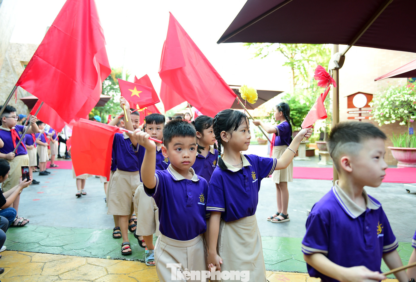 Lễ khai giảng đánh dấu giai đoạn mới, các em học sinh lớp 1 đến trường với nhiều cảm xúc và biểu cảm. Ảnh: Xuân Tùng