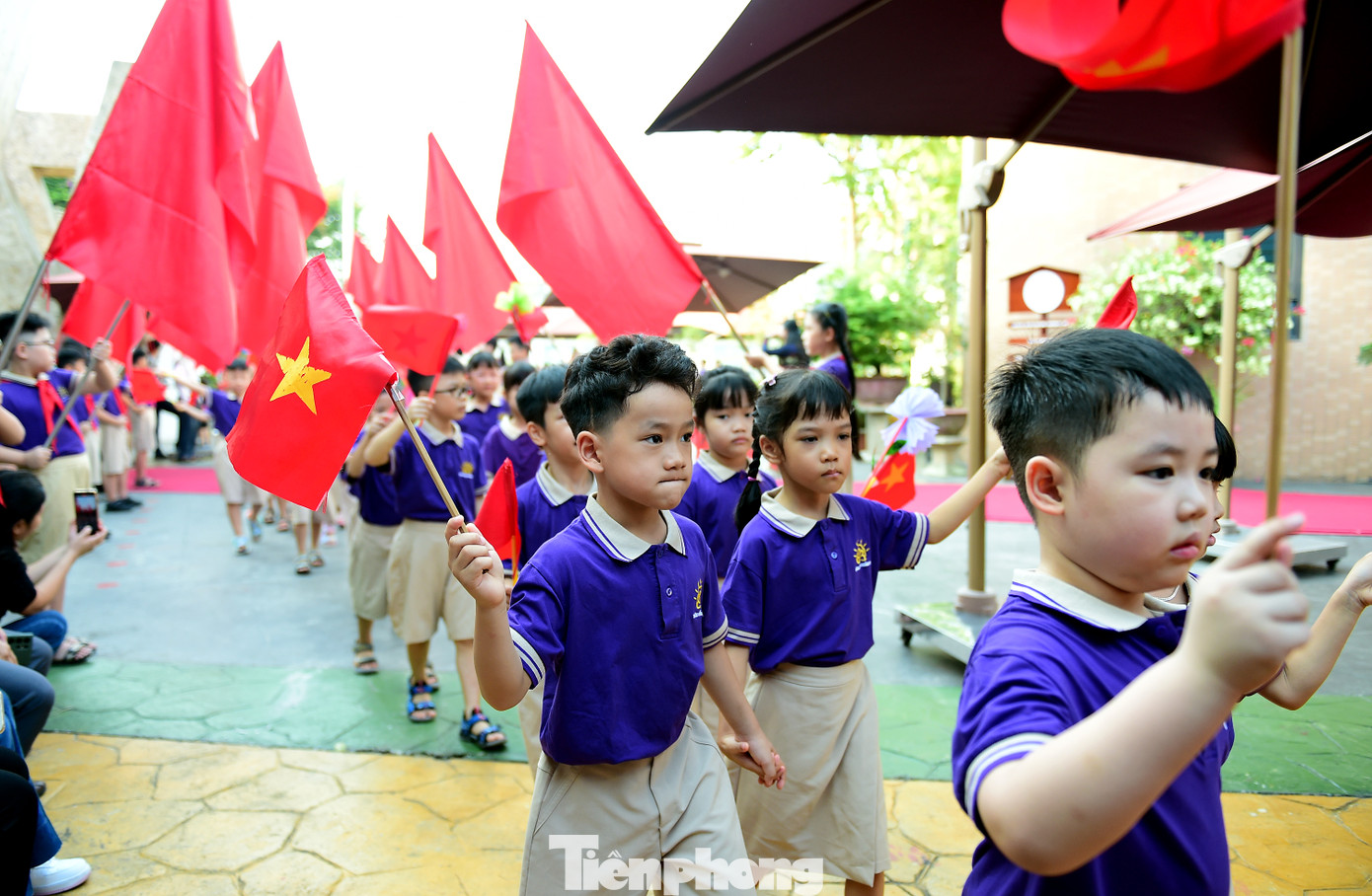 Lễ khai giảng đánh dấu giai đoạn mới, các em học sinh lớp 1 đến trường với nhiều cảm xúc và biểu cảm. Ảnh: Xuân Tùng