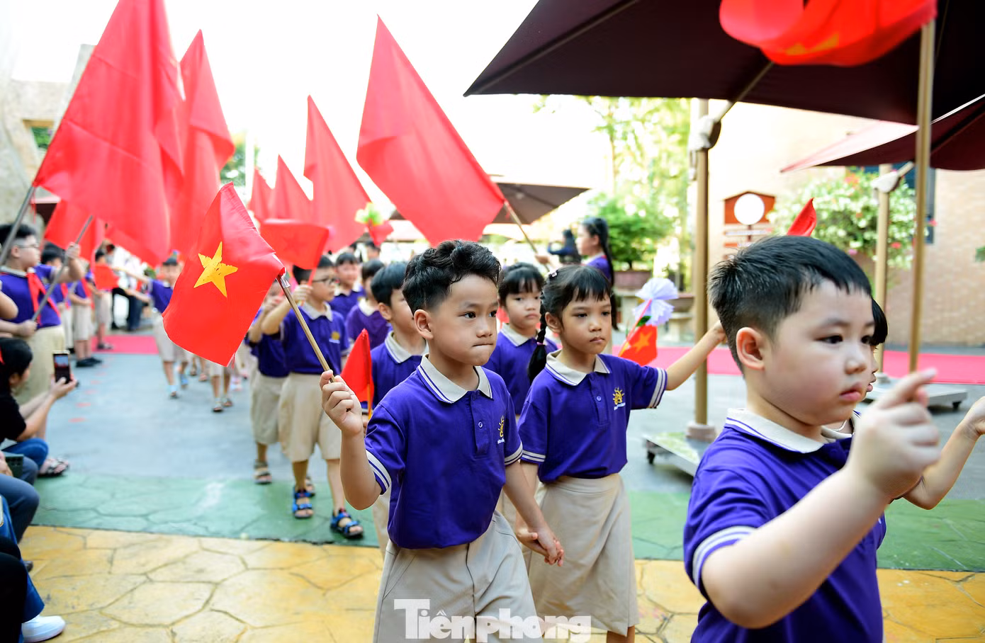 Lễ khai giảng đánh dấu giai đoạn mới, các em học sinh lớp 1 đến trường với nhiều cảm xúc và biểu cảm. Ảnh: Xuân Tùng