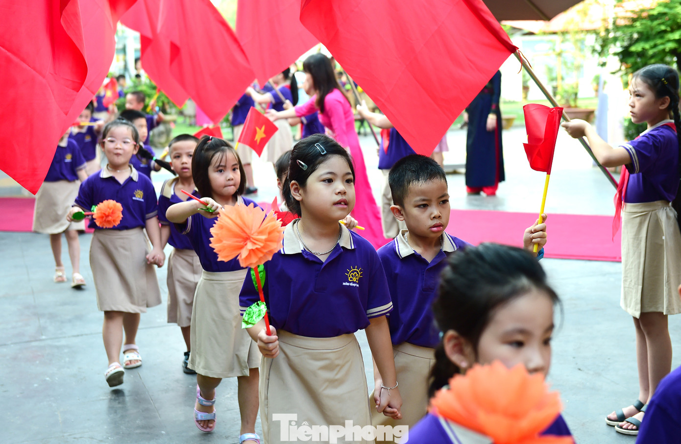 Lễ khai giảng đánh dấu giai đoạn mới, các em học sinh lớp 1 đến trường với nhiều cảm xúc và biểu cảm. Ảnh: Xuân Tùng