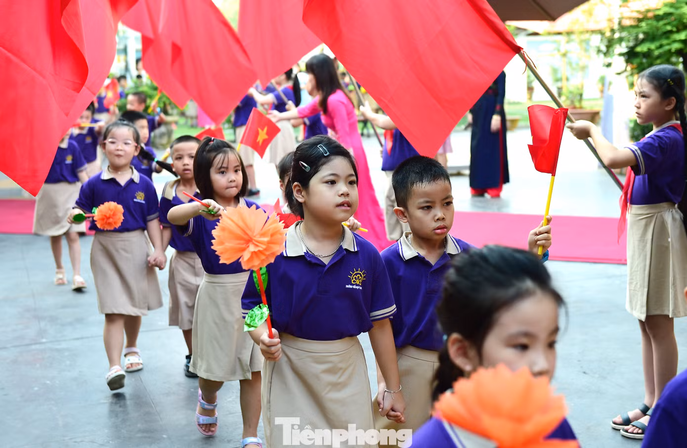 Lễ khai giảng đánh dấu giai đoạn mới, các em học sinh lớp 1 đến trường với nhiều cảm xúc và biểu cảm. Ảnh: Xuân Tùng