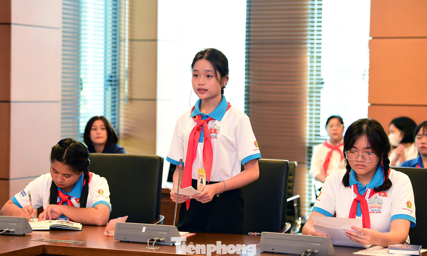 Đại biểu tại tổ thảo luận số 6 đã nêu nhiều đề xuất, giải pháp nhằm góp phần phòng chống tác hại của thuốc lá, chất kích thích, nhất là trong môi trường học đường. Ảnh: Xuân Tùng Đại biểu tại tổ thảo luận số 6 đã nêu nhiều đề xuất, giải pháp nhằm góp phần phòng chống tác hại của thuốc lá, chất kích thích, nhất là trong môi trường học đường. Ảnh: Xuân Tùng