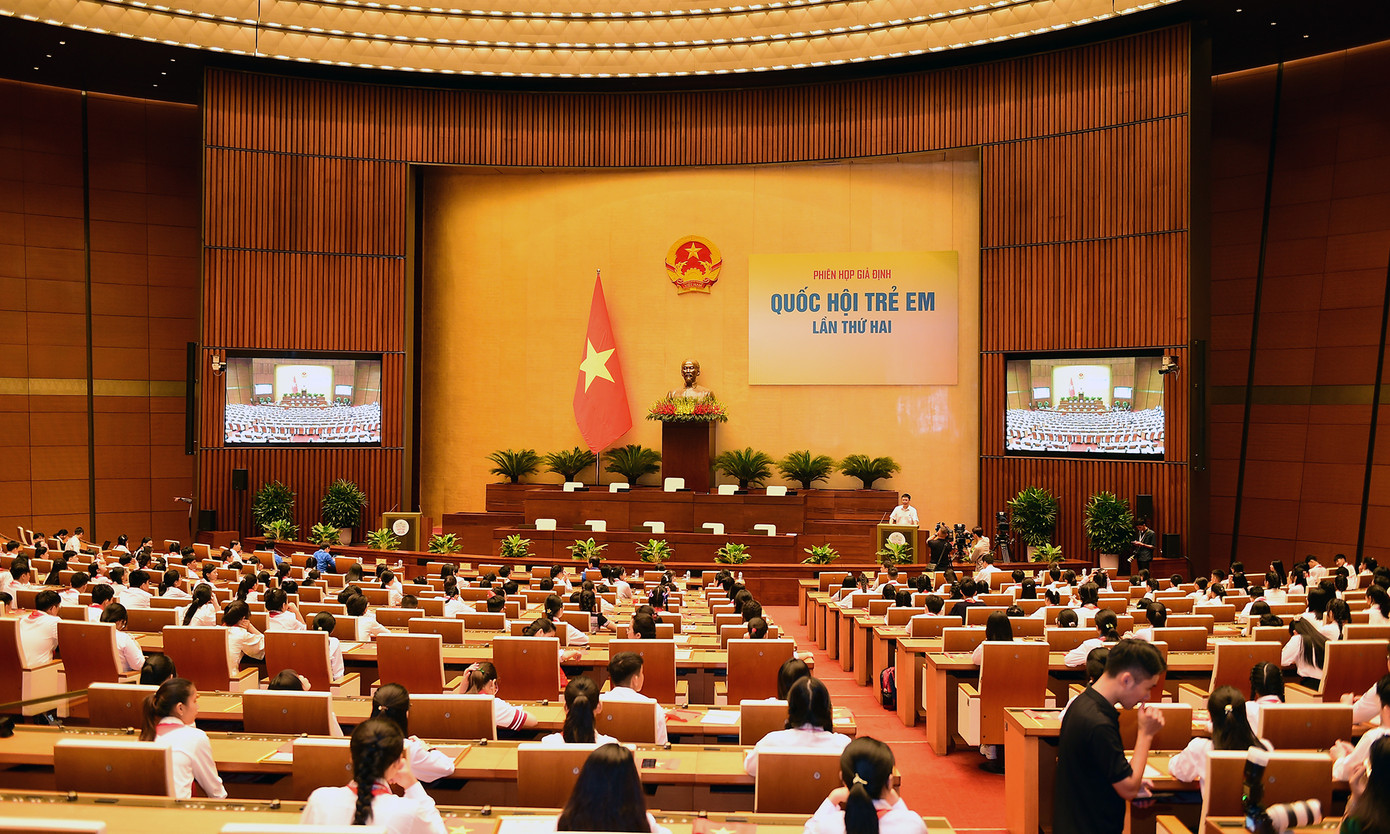 Ngay sau khi tham quan Bảo tàng Quốc hội, các đại biểu phiên họp giả định "Quốc hội trẻ em" đã tập trung tại phòng Diên Hồng – phòng họp chính, nơi diễn ra các phiên họp toàn thể của Quốc hội.