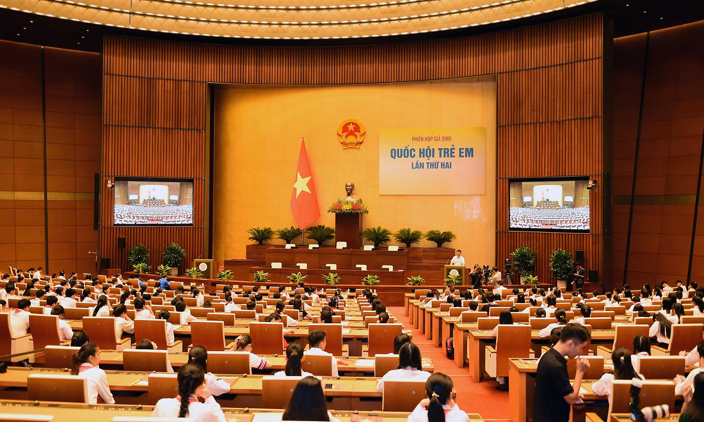 Ngay sau khi tham quan Bảo tàng Quốc hội, các đại biểu phiên họp giả định "Quốc hội trẻ em" đã tập trung tại phòng Diên Hồng – phòng họp chính, nơi diễn ra các phiên họp toàn thể của Quốc hội.
