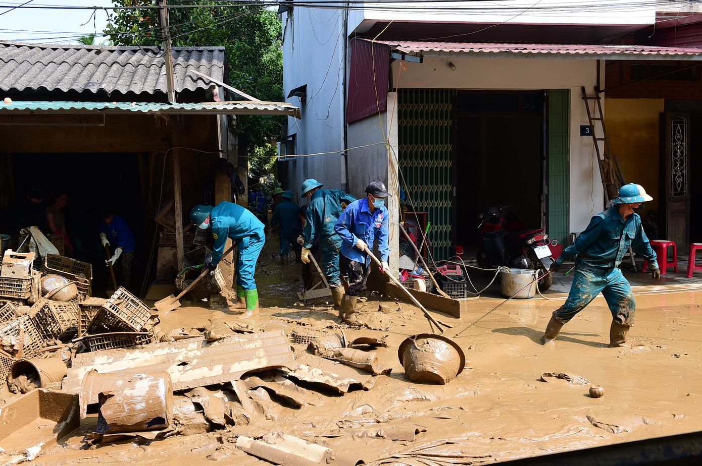 Đoàn viên thanh niên tham gia khắc phục hậu quả mưa lũ, dọn dẹp vệ sinh môi trường. Ảnh: Xuân Tùng
