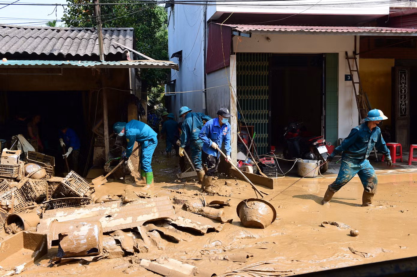 Đoàn viên thanh niên tham gia khắc phục hậu quả mưa lũ, dọn dẹp vệ sinh môi trường. Ảnh: Xuân Tùng Đoàn viên thanh niên tham gia khắc phục hậu quả mưa lũ, dọn dẹp vệ sinh môi trường. Ảnh: Xuân Tùng
