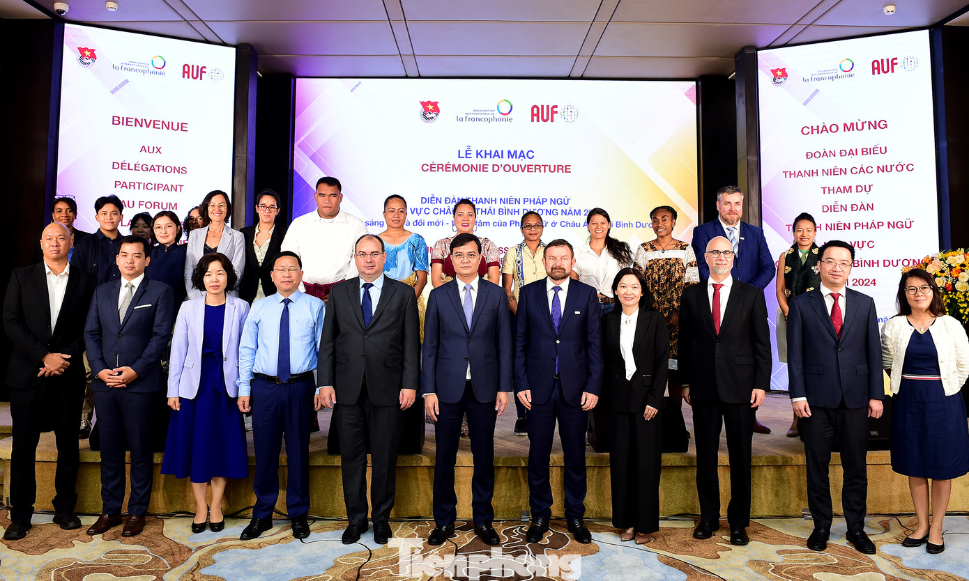 Các đại biểu chụp ảnh lưu niệm tại chương trình. Ảnh: Xuân Tùng