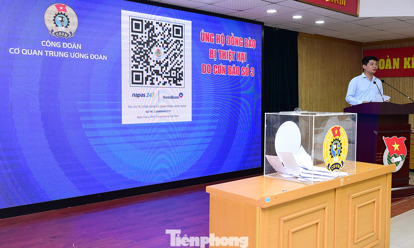 Cán bộ, công chức, viên chức và người lao động các bạn, đơn vị cơ quan T.Ư Đoàn quyên góp tại chương trình. Ảnh: Xuân Tùng