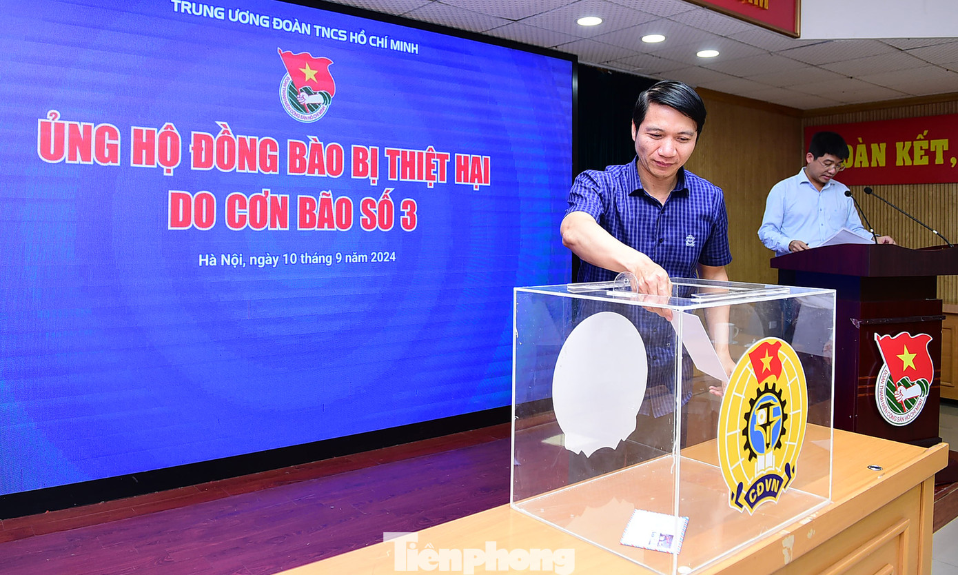 Anh Nguyễn Ngọc Lương, chị Nguyễn Phạm Duy Trang và anh Nguyễn Minh Triết quyên góp tại chương trình. Ảnh: Xuân Tùng