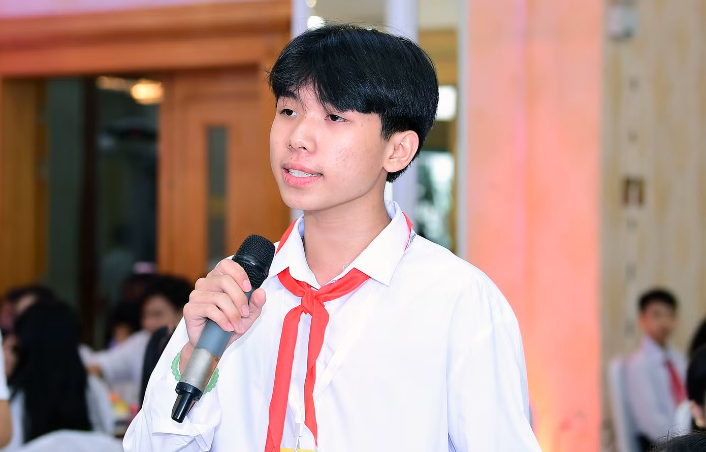 Các đại biểu trẻ em đặt câu hỏi, giao lưu tại chương trình.