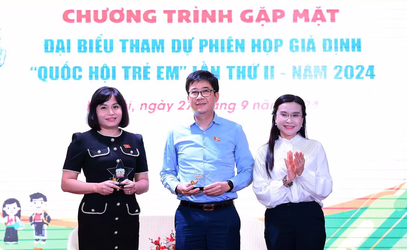 Bí thư T.Ư Đoàn, Chủ tịch Hội đồng Đội T.Ư Nguyễn Phạm Duy Trang tặng quà lưu niệm ông Nguyễn Thành Trung và bà Thái Quỳnh Mai Dung.