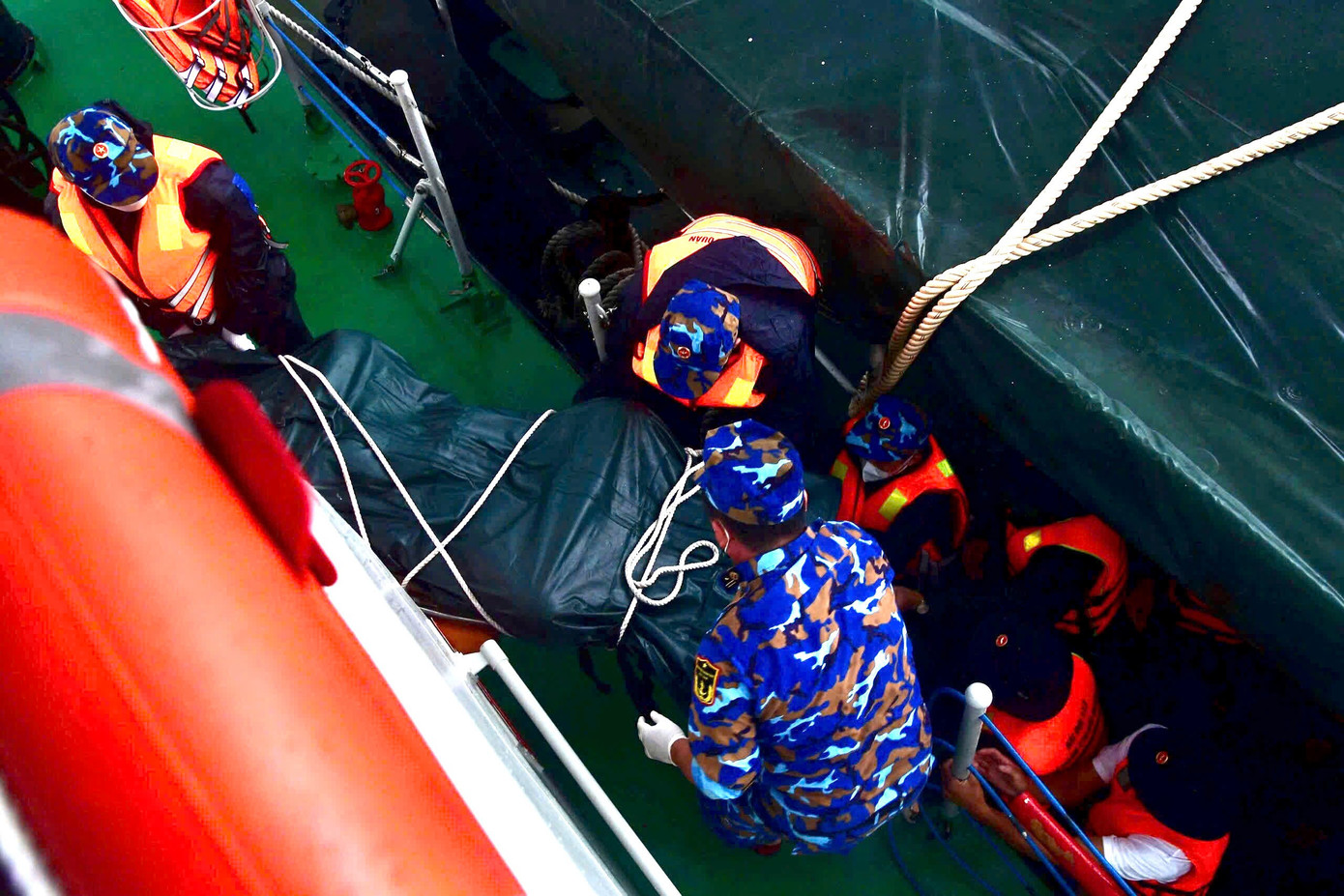 Tiếp nhận thi thể nạn nhân đưa về bờ. Tiếp nhận thi thể nạn nhân đưa về bờ.