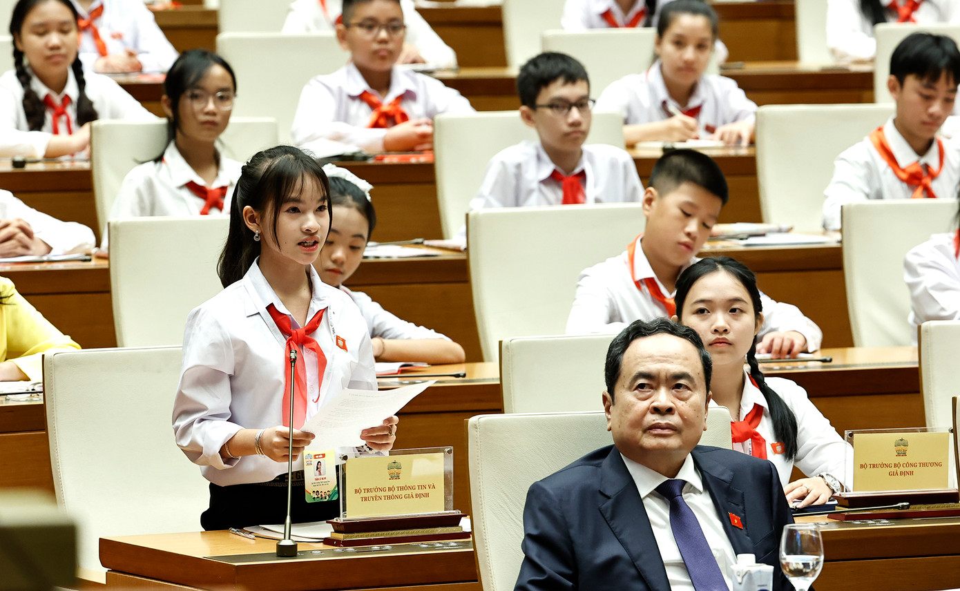 Các đại biểu trẻ em tại phiên chất vấn.