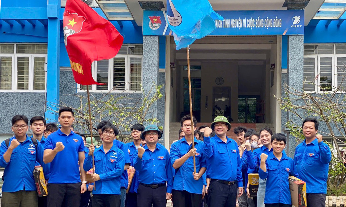 Anh Thiệu Minh Quỳnh - Bí thư Tỉnh Đoàn Thái Bình (thứ ba từ phải sang, hàng đầu) cùng đội hình sinh viên tình nguyện xung kích khắc phục hậu quả bão YAGI giương cao ngọn cờ tình nguyện. Ảnh: TĐTB Anh Thiệu Minh Quỳnh - Bí thư Tỉnh Đoàn Thái Bình (thứ ba từ phải sang, hàng đầu) cùng đội hình sinh viên tình nguyện xung kích khắc phục hậu quả bão YAGI giương cao ngọn cờ tình nguyện. Ảnh: TĐTB