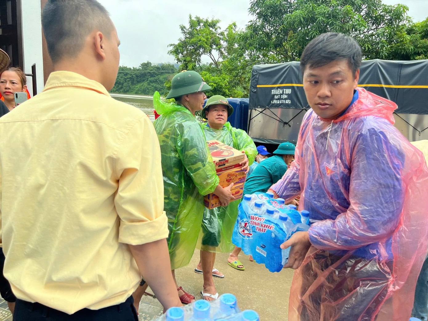 Nhu yếu phẩm được thanh niên và doanh nhân trẻ chuyển đi gấp rút tới với bà con bị ảnh hưởng lũ.