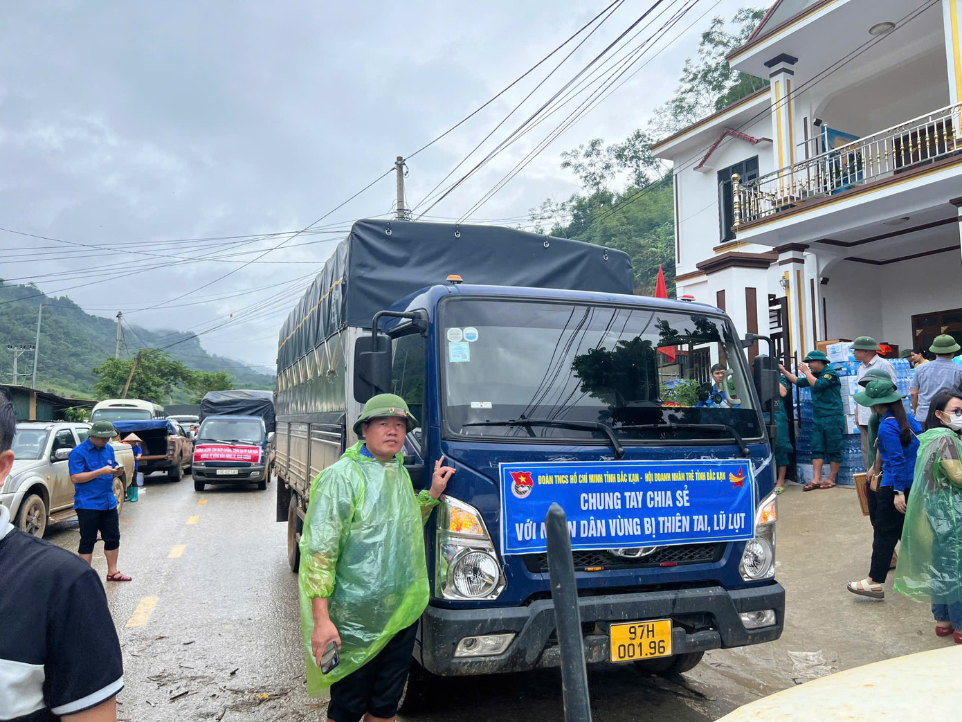 Nhiều chuyến xe chờ hàng hóa của Tỉnh Đoàn Bắc Kạn và Hội Doanh nhân trẻ tỉnh Bắc Kạn đã chung tay sẻ chia với người dân bị ảnh hưởng lũ lụt.