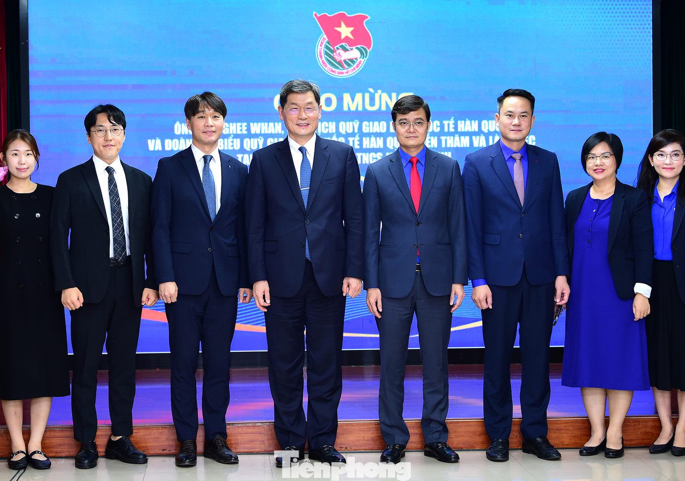 Lãnh đạo và đại biểu hai bên chụp ảnh lưu niệm. Ảnh: Xuân Tùng