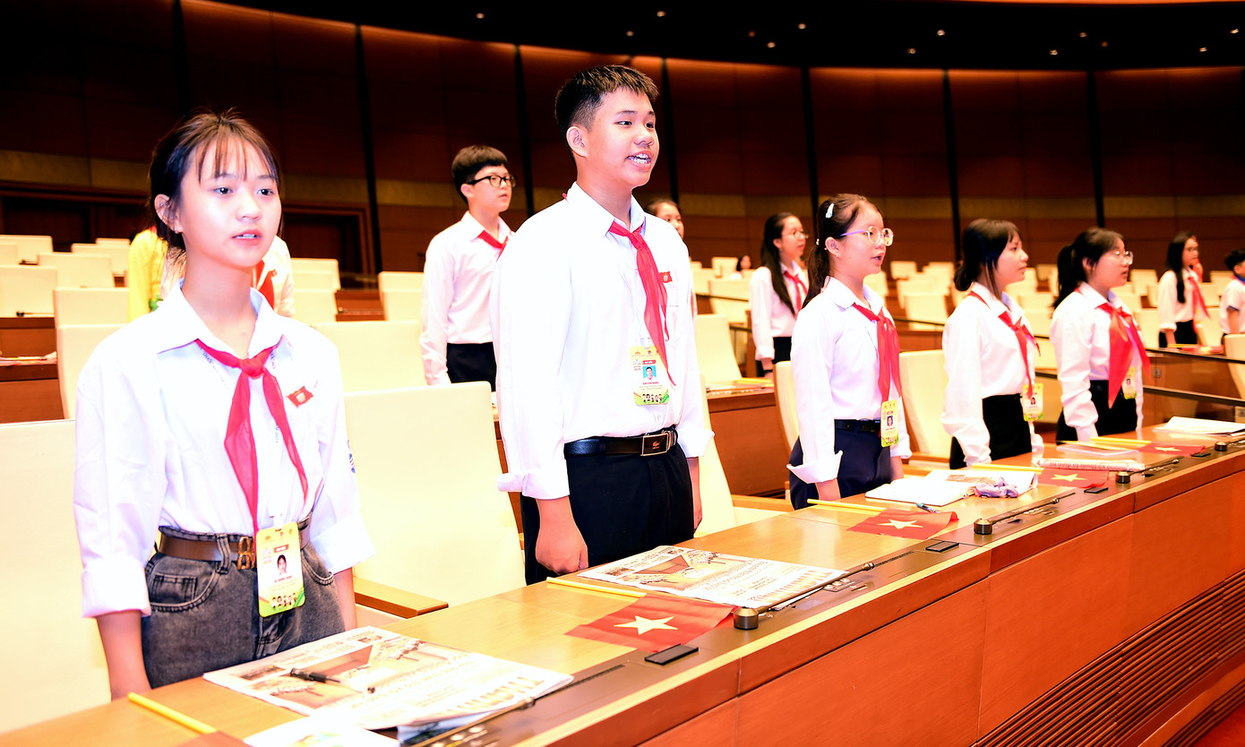 Đại biểu trẻ em thực hiện nghi lễ chào cờ.