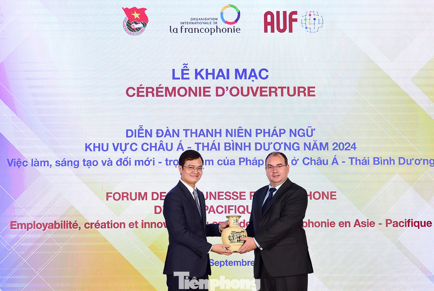 Anh Bùi Quang Huy tặng quà lưu niệm Giáo sư Nicolas Mainetti. Ảnh: Xuân Tùng