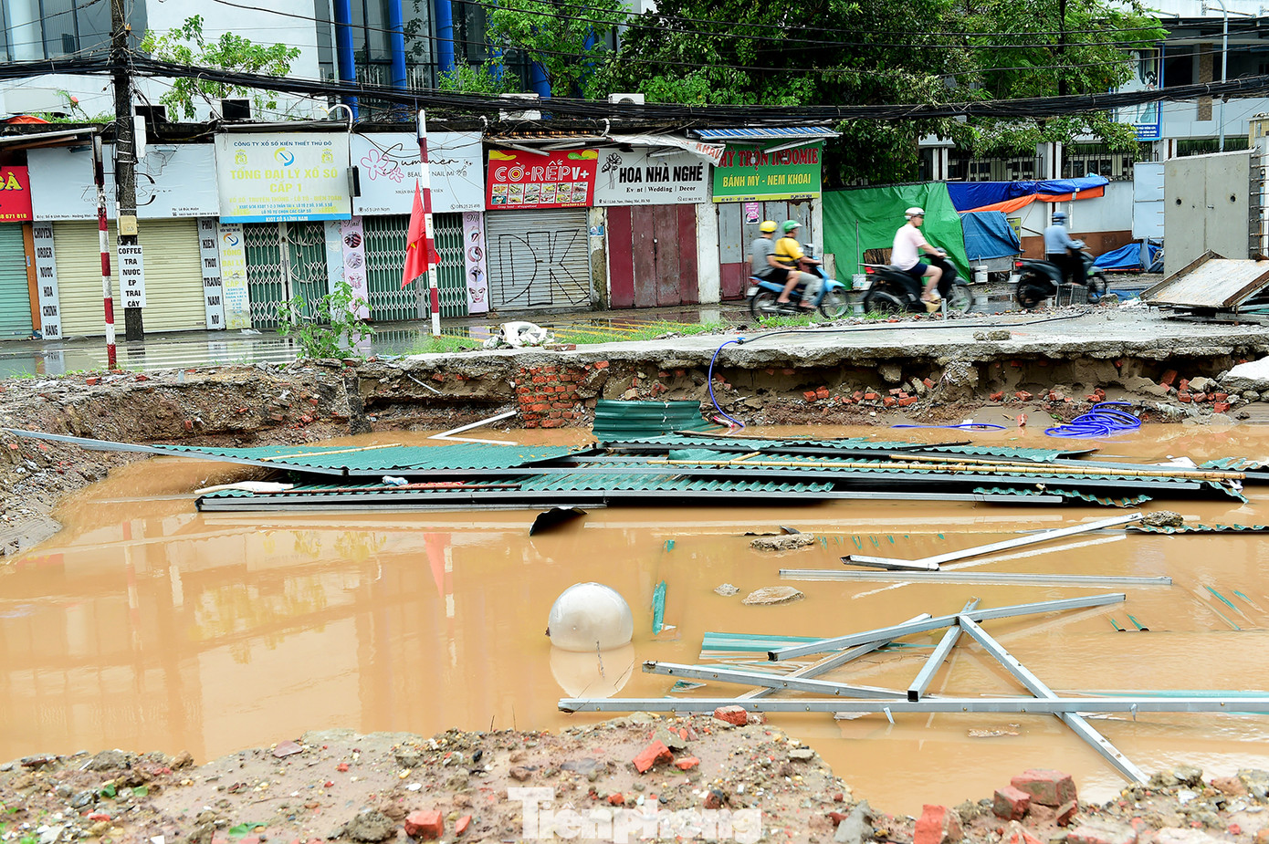 Hệ thống rào tôn của một công trình xây dựng trên đường Tam Trinh sau bão. Hệ thống rào tôn của một công trình xây dựng trên đường Tam Trinh sau bão.