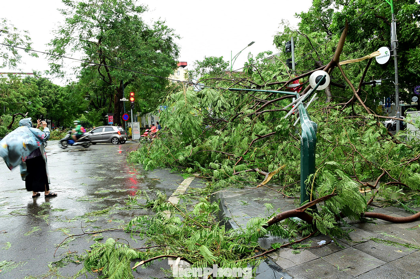 Nhiều cột điện trên phố bị gãy đổ. Nhiều cột điện trên phố bị gãy đổ.