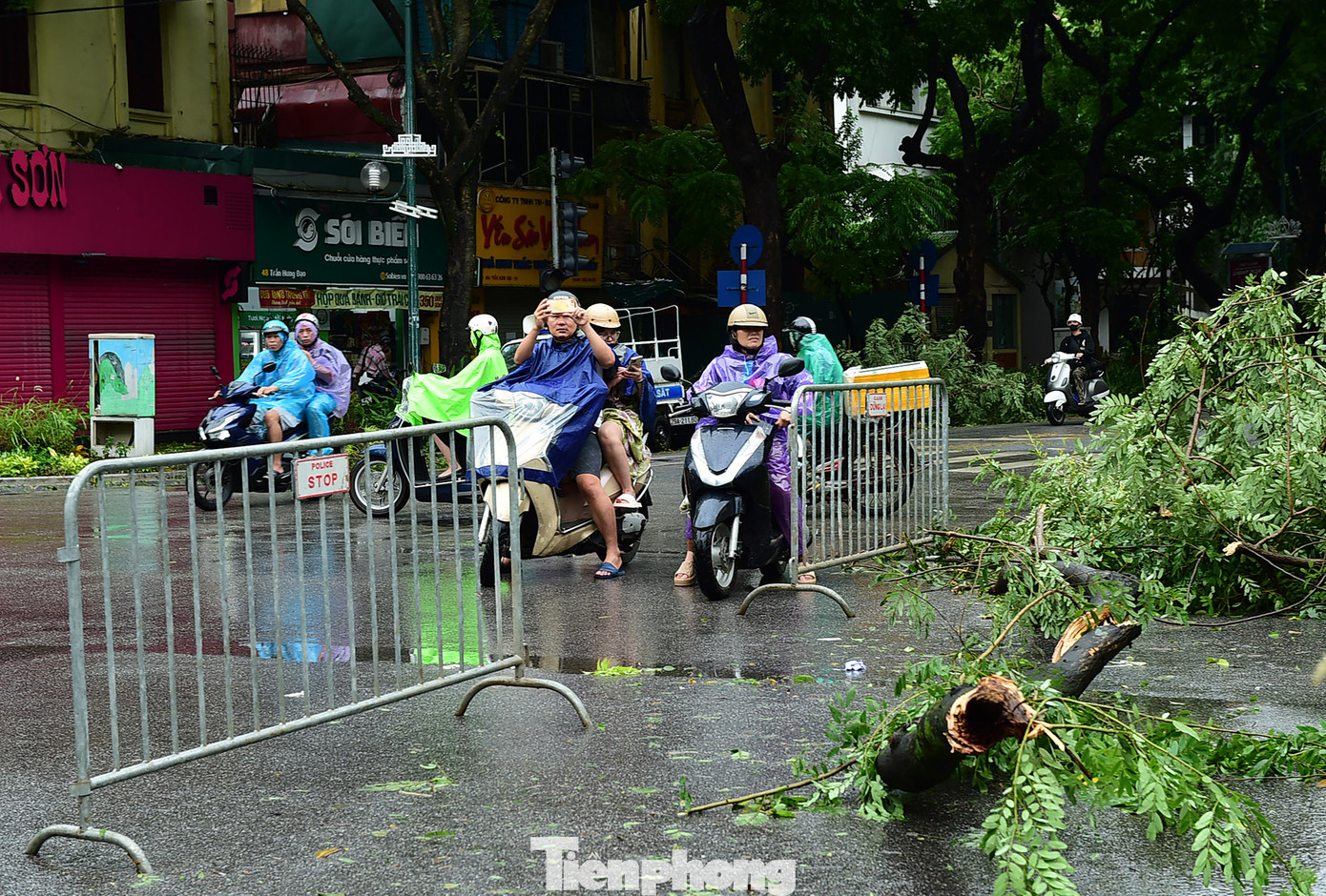 Nhiều người dân cũng đã ghi lại hình ảnh ngổn ngang này sau bão YAGI.