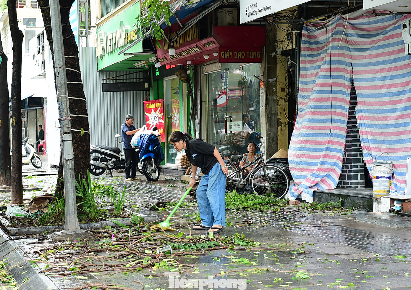 Người dân dọn dẹp vỉa hè trước nhà sau bão Người dân dọn dẹp vỉa hè trước nhà sau bão