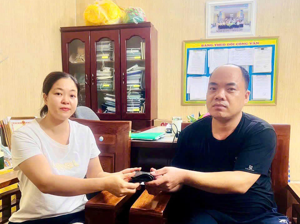 Cô giáo Phạm Thị Mai trao lại chiếc ví anh Nguyễn Duy Đông. Ảnh: FBMK Cô giáo Phạm Thị Mai trao lại chiếc ví anh Nguyễn Duy Đông. Ảnh: FBMK