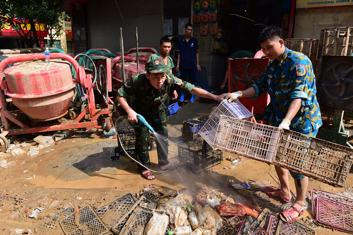 Đoàn viên thanh niên tham gia khắc phục hậu quả mưa lũ, dọn dẹp vệ sinh môi trường. Ảnh: Xuân Tùng