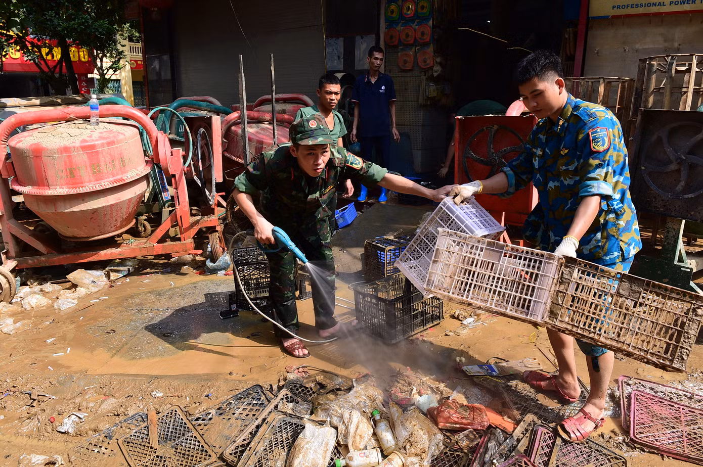 Đoàn viên thanh niên tham gia khắc phục hậu quả mưa lũ, dọn dẹp vệ sinh môi trường. Ảnh: Xuân Tùng Đoàn viên thanh niên tham gia khắc phục hậu quả mưa lũ, dọn dẹp vệ sinh môi trường. Ảnh: Xuân Tùng