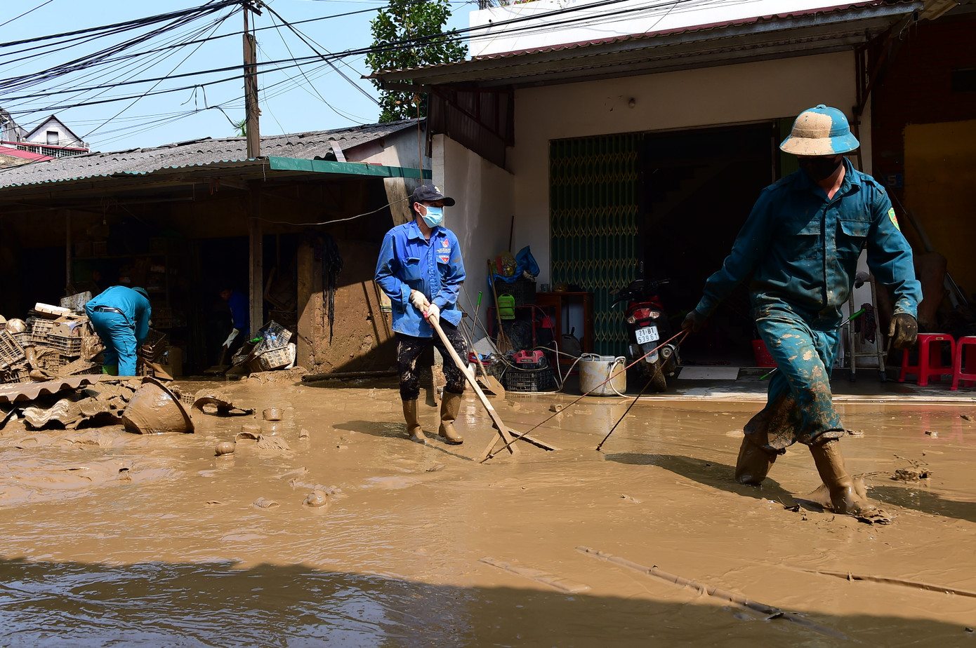 Đoàn viên thanh niên tham gia khắc phục hậu quả mưa lũ, dọn dẹp vệ sinh môi trường. Ảnh: Xuân Tùng