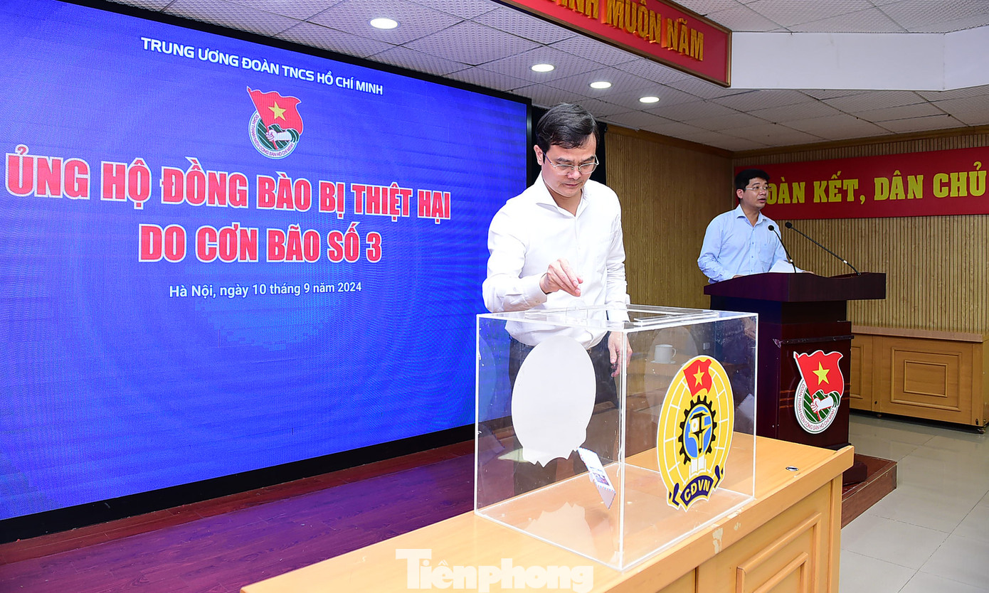 Anh Bùi Quang Huy quyên góp tại chương trình. Ảnh: Xuân Tùng.