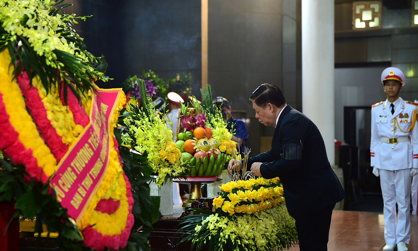 Đoàn Ban Bí thư T.Ư Đảng do đồng chí Nguyễn Trọng Nghĩa – Uỷ viên Bộ Chính trị, Bí thư T.Ư Đảng, Trưởng Ban Tuyên giáo T.Ư dẫn đầu vào viếng. Đoàn Ban Bí thư T.Ư Đảng do đồng chí Nguyễn Trọng Nghĩa – Uỷ viên Bộ Chính trị, Bí thư T.Ư Đảng, Trưởng Ban Tuyên giáo T.Ư dẫn đầu vào viếng.